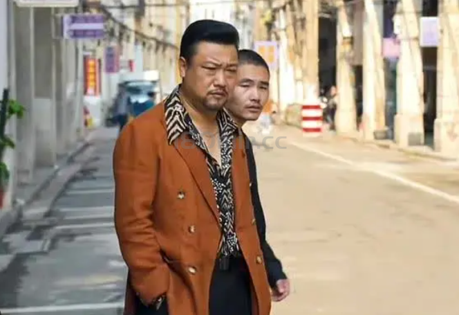 1人打翻20人？